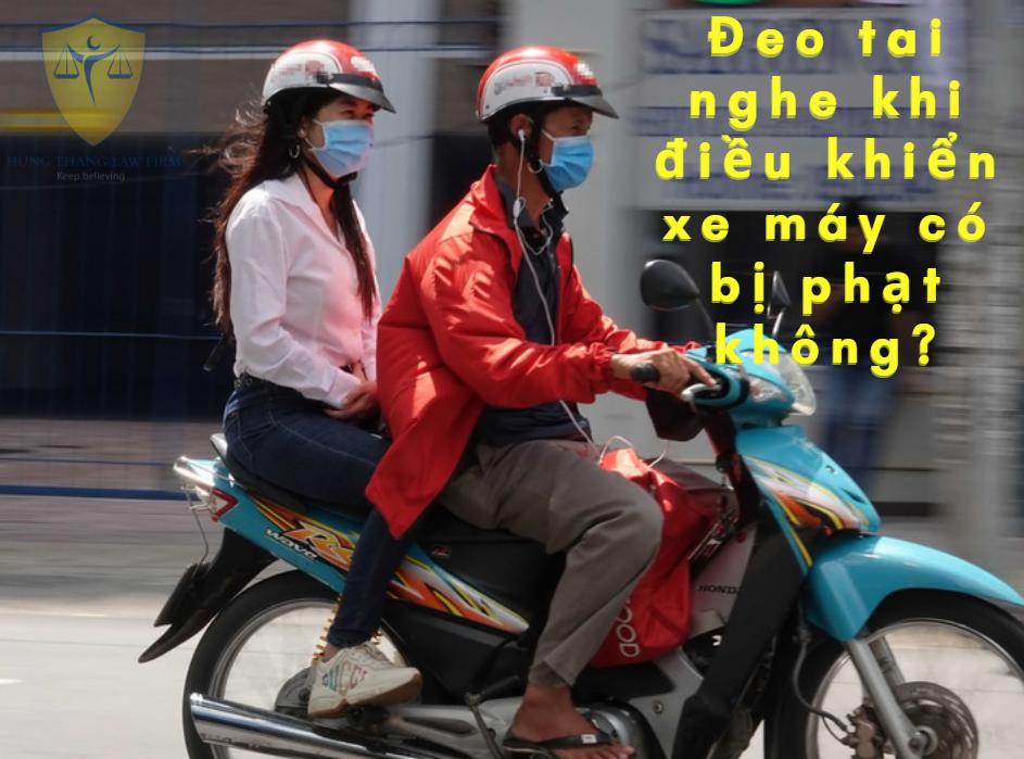 Đeo tai nghe khi điều khiển xe máy có bị phạt không?