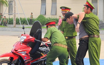 Hành vi chống người thi hành công vụ bị xử lý thế nào?