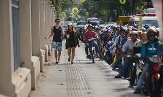 Lỗi đi xe máy trên vỉa hè bị phạt bao nhiêu?