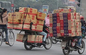 Đi xe máy mang vác cồng kềnh bị phạt thế nào?