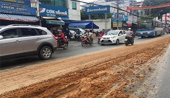 Xử phạt xe chở vật liệu làm rơi vãi trên đường